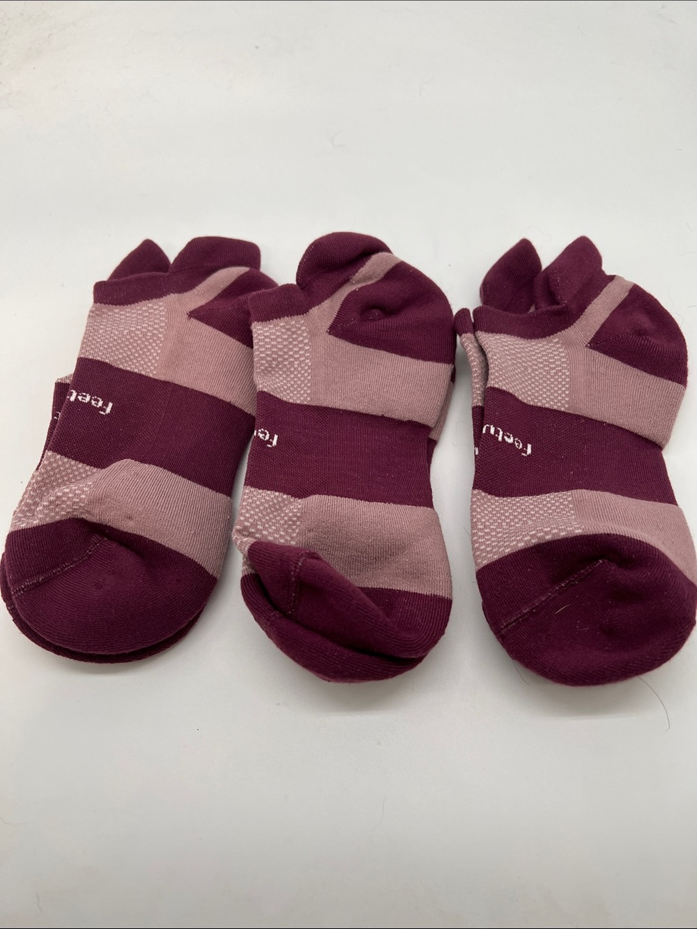 NBW Feetures High Performance Light Cushion No Show Tab Socks – Size Med - Picture 2 of 4